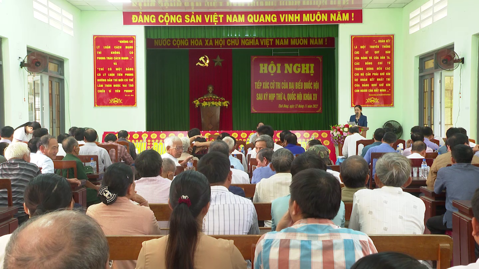 Phó chủ tịch quốc hội Thượng tướng Trần Quang Phương tiếp xúc cử tri xã Tịnh Đông