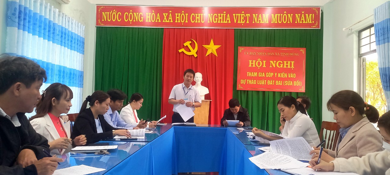 Ủy ban nhân dân xã Tịnh Đông tổ chức Hội nghị cán bộ, công chức xã lấy ý kiến góp ý dự thảo Luật Đất đai (sửa đổi)