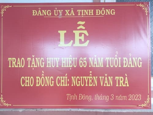 Trao Huy hiệu 65 năm tuổi Đảng tại nhà cho đảng viên Nguyễn Văn Trà