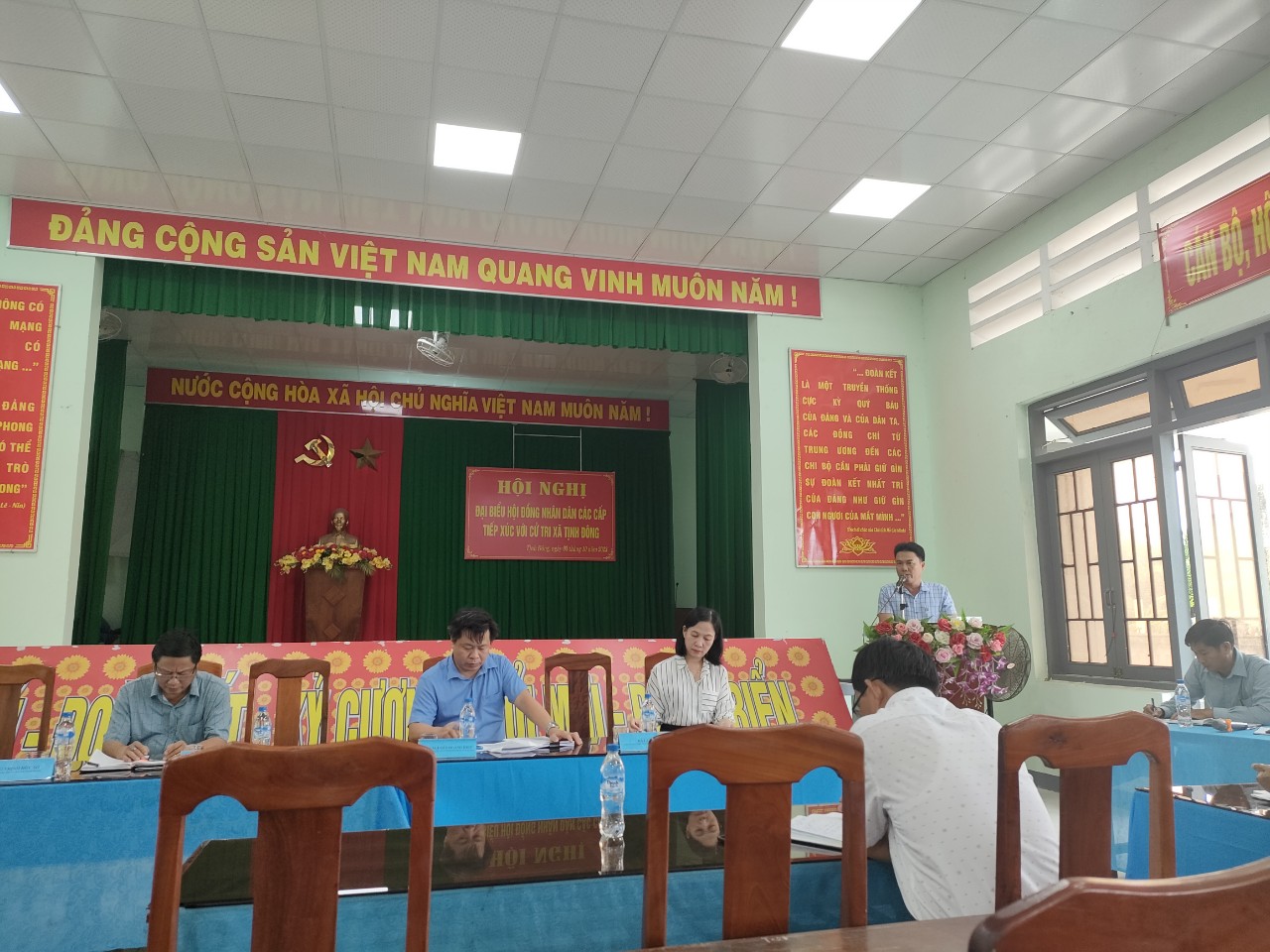 Hội nghị Đại biểu HĐND tỉnh, huyện tiếp xúc cử tri tại xã Tịnh Đông.