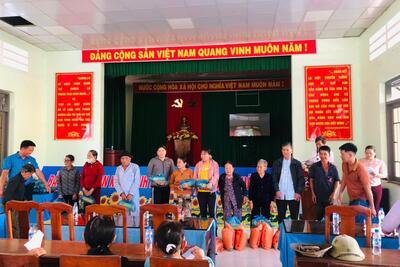 Kết nối các tấm lòng hảo tâm trao quà cho các hộ gia đình khó khăn trên địa bàn xã