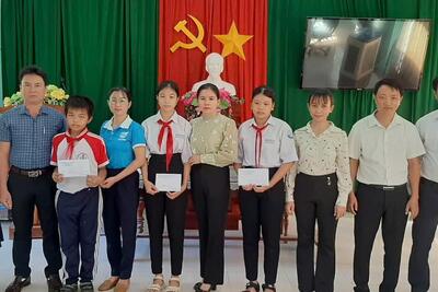 Thăm và tặng quà cho các cháu thiếu nhi nhân dip tết Trung thu năm 2024