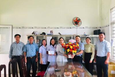 Thăm và tặng quà nhân kỷ niệm 70 năm ngày Thầy thuốc Việt Nam (27/2/1955-27/2/2025).