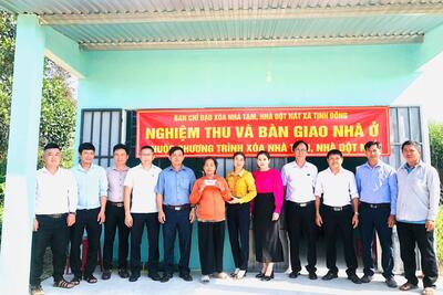 Nghiệm thu và bàn giao nhà ở cho hộ nghèo, hộ cận nghèo, hộ chính sách thuộc Chương trình xóa nhà tạm, nhà dột nát trên địa bàn xã Tịnh Đông.