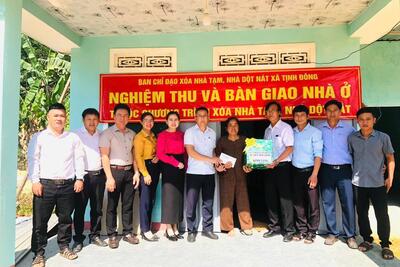 Nghiệm thu và bàn giao nhà ở cho hộ nghèo, hộ cận nghèo, hộ chính sách thuộc Chương trình xóa nhà tạm, nhà dột nát trên địa bàn xã Tịnh Đông.